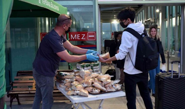 Tren yolcularına kumanya yardımı yapılıyor