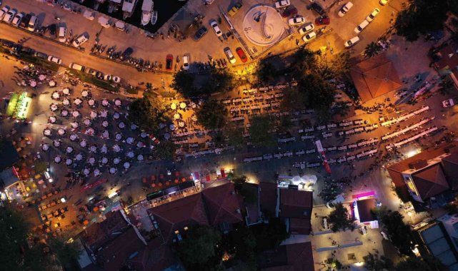 Turizm merkezi Kaş&#039;ta 4 bin kişi iftarda buluştu