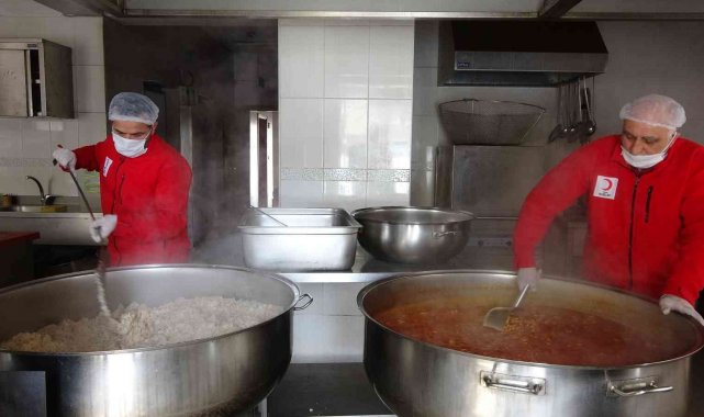 Türk Kızılay, Ramazan ayında binlerce vatandaşa sıcak yemek ulaştırıyor
