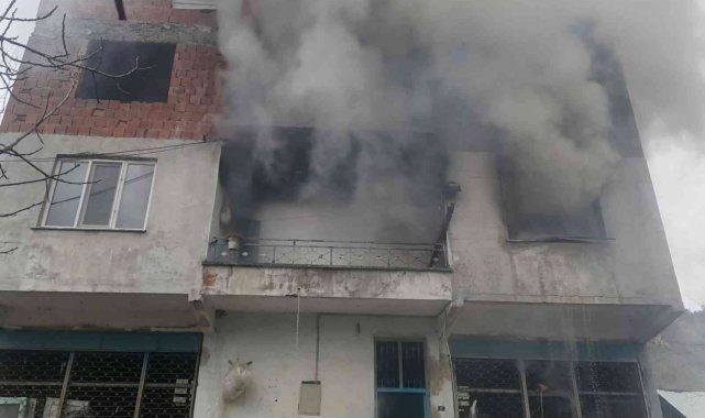 Türkeli'de üç katlı evde yangın çıktı
