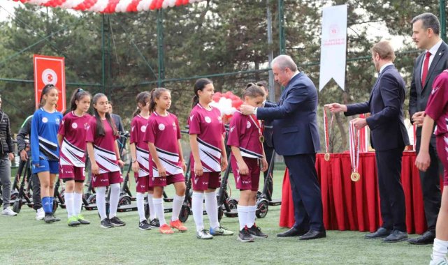 Türkiye şampiyonu Horozkentspor, kupasını TBMM Başkanından aldı