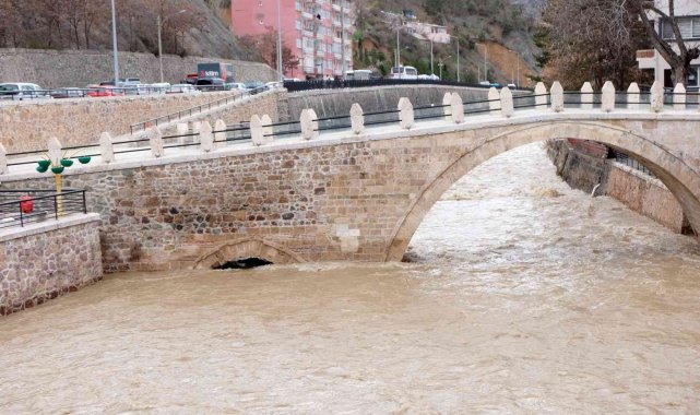 Türkiye'nin en hızlı akan çayında artan su seviyesi korkutuyor