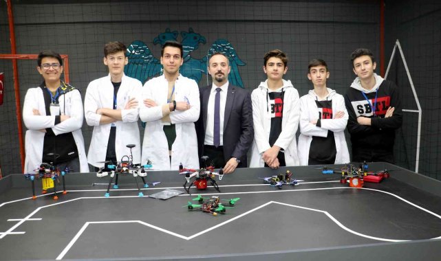 Türkiye'nin gururu oldular, Türk lisesi Avrupa ülkesinde İHA dersi verecek