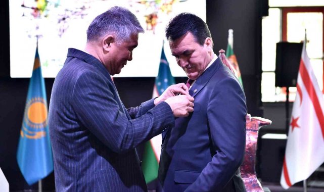 TÜRKSOY'dan Dündar'a Onur Madalyası