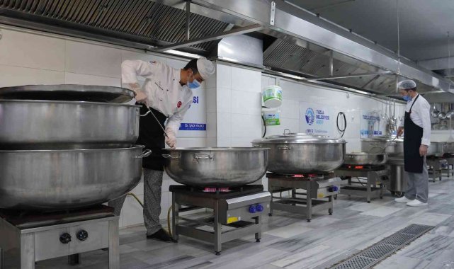 Tuzla Belediyesi Aşevi&#039;nde Ramazan mesaisi