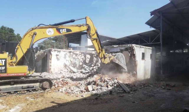 Tuzla Sulak Alanı'na inşaat izni veren Milas Belediyesi kaçak yapılarla mücadele başlattığını açıkladı