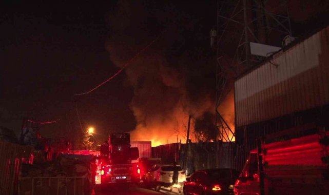 Ümraniye'de geri dönüşüm deposunda çıkan yangın elektrik direklerine sıçradı