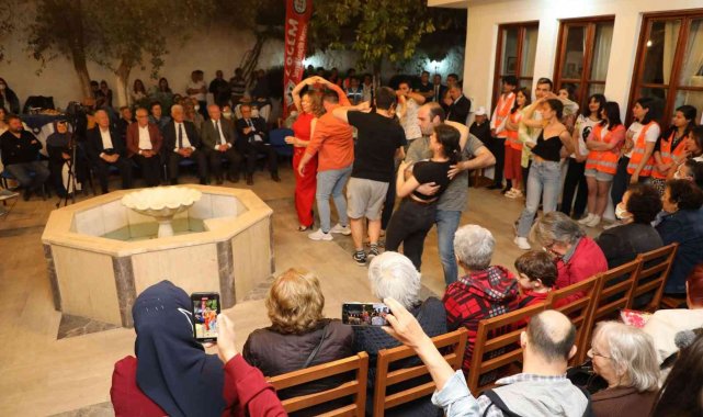 Üniversite öğrencileri, yaşlı çınarlarla Dünya Dans Günü&#039;nde bir araya geldi