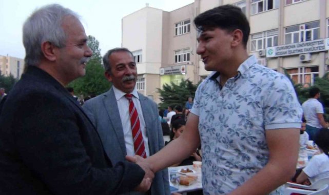 Üniversite öğrencileri yüksekokul bahçesine iftar sofrası kurdu