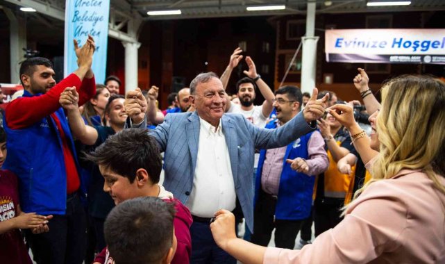 Üniversitelilerden Başkan Akay&#039;a doğum günü sürprizi