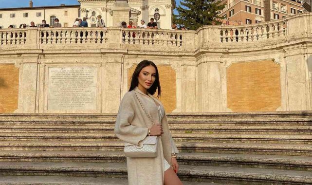 Ünlü manken Tuğçe Aral çizme yolcusu