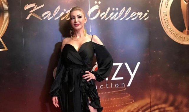 Ünlü oyuncu ve sunucu Aksu başarılarıyla göz dolduruyor