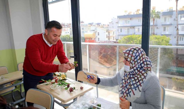 Unutulmaya yüz tutmuş el sanatları Alanyalı kadınlara aktarılıyor