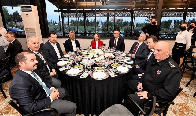 Uşak'ı yönetenler iftar sofrasında buluştu