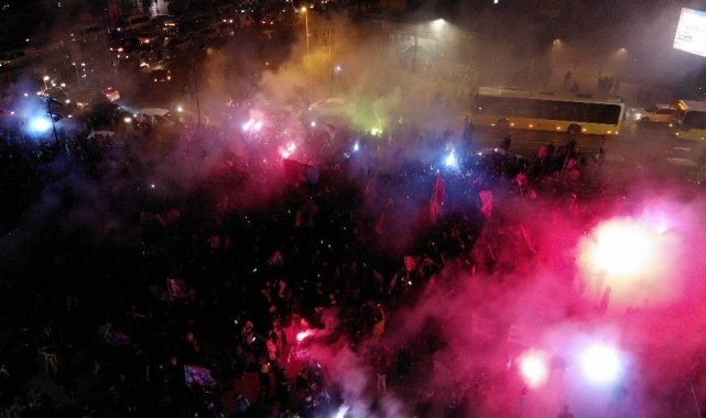 Üsküdar'da bordo-mavili taraftarların 38 yıl sonra gelen şampiyonluk sevinci