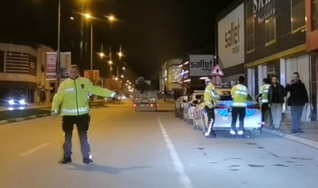 Uygulama yapan polis ekiplerine vatandaştan şaşırtan sürpriz