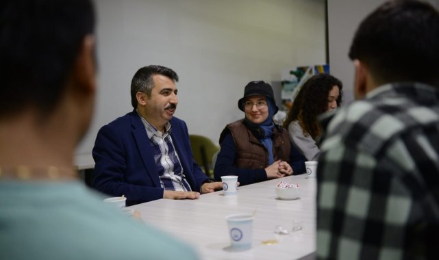 Uyumayan kütüphane sahurda da dopdolu