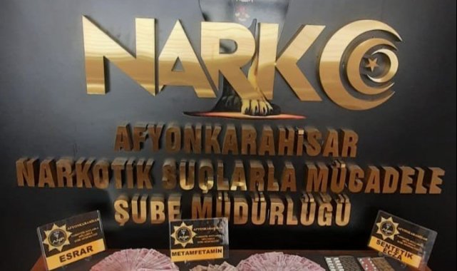 Uyuşturucu ve dolarla yakalandılar