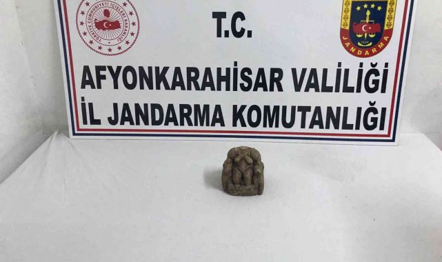 Üzerinde tarihi eser niteliği taşıyan heykelle yakalandı