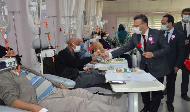 Vali Aksoy, onkoloji hastalarını ziyaret etti