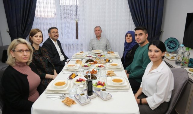 Vali Ali Çelik ile eşi Nezihe Çelik şehit ailesiyle iftar yaptı