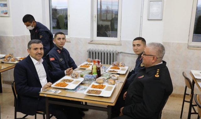 Vali Atay iftarını askerlerle birlikte yaptı