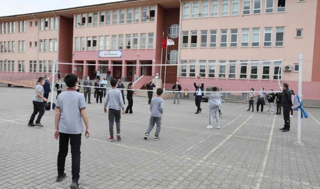 Vali Atay öğrencilerle top oynadı