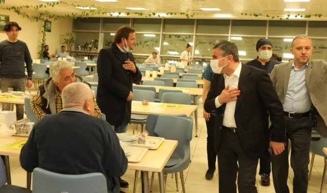 Vali Atay sağlıkçılarla iftar yaptı