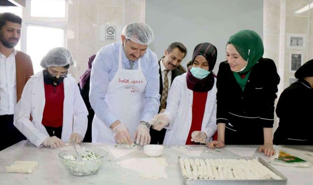 Vali Ayhan, öğrencilerle börek yaptı