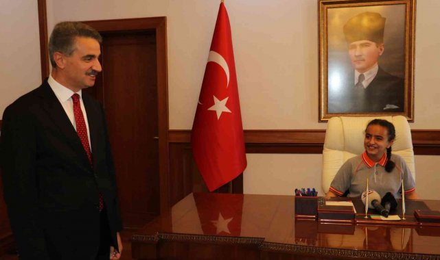 Vali Baruş, koltuğunu 4'inci sınıf öğrencisi Sude'ye devretti