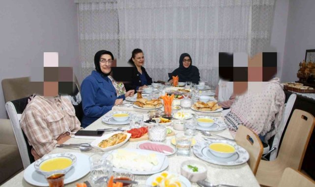 Vali Bilmez'in eşi çocuklarla sahur yaptı