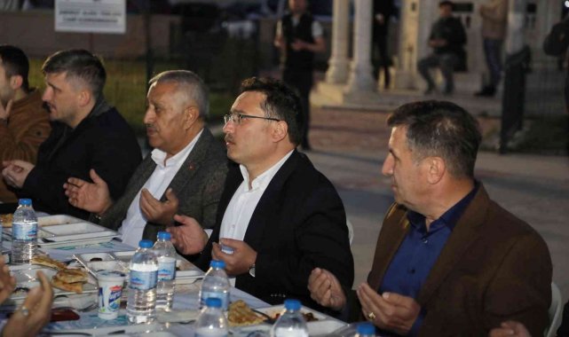 Vali Çiçek iftarını öğrenciler ile yaptı