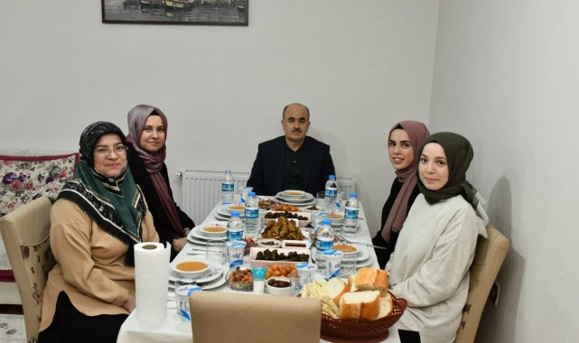 Vali Dağlı, 5 kız çocuğunu okutan aileyi tebrik etti