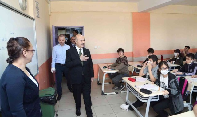 Vali Demirtaş, sınava giren öğrencilerle bir araya geldi