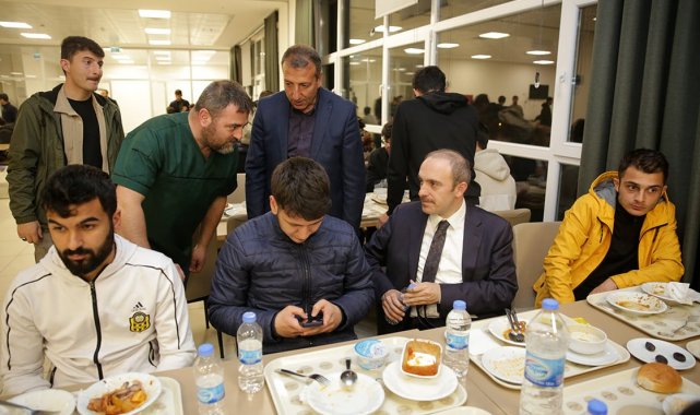 Vali Epcim, iftarını öğrencilerle yaptı
