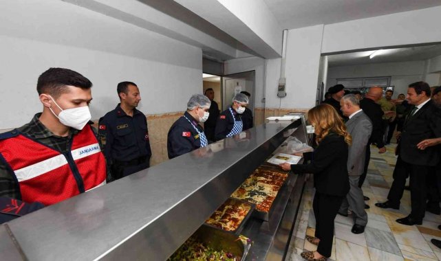 Vali Funda Kocabıyık, Mehmetçiğin iftar sofrasına konuk oldu