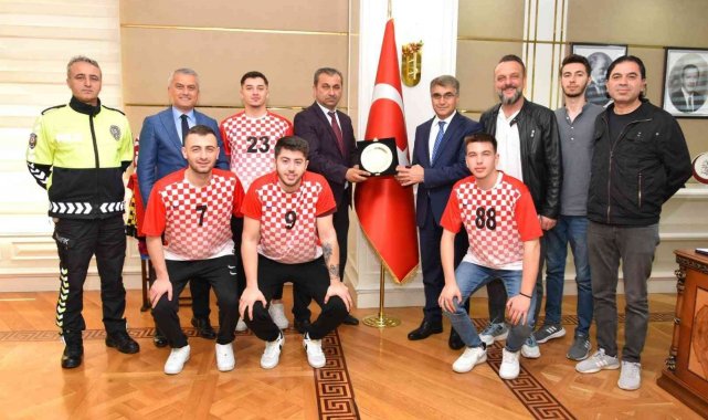 Vali Gürel, Süper Lig&#039;e yükselen hentbol takımını ağırladı