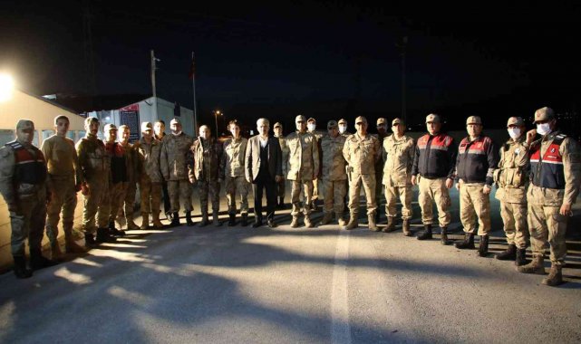 Vali, güvenlik güçleriyle iftar yaptı