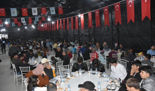 Vali Hacıbektaşoğlu, çadırda vatandaşlarla birlikte iftarını açtı