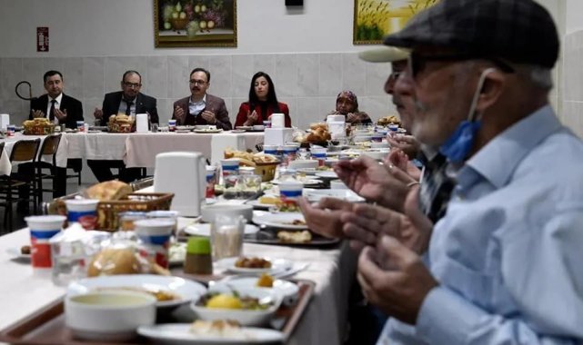 Vali Kızılkaya huzurevi sakinleriyle iftar yaptı
