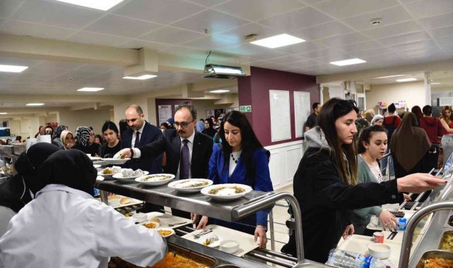 Vali Kızılkaya öğrencilerle birlikte iftar yaptı