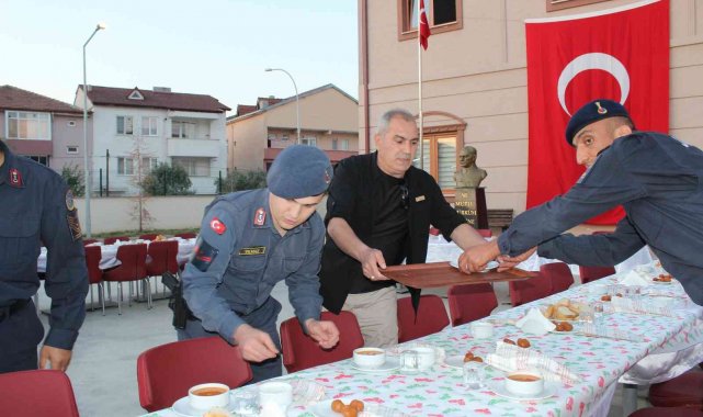 Vali Kızılkaya orucunu Osmaneli de askeri personelle açtı