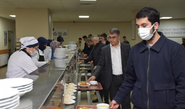 Vali KYK yurdunda kalan öğrencilerle iftar yaptı