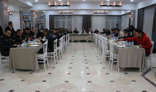 Vali mahalle bekçileri ve basın mensuplarıyla sahur yaptı