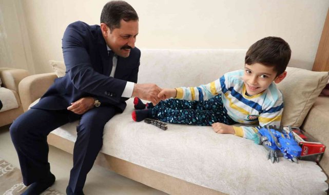 Vali Masatlı, küçük Ayberk'i sevindirdi