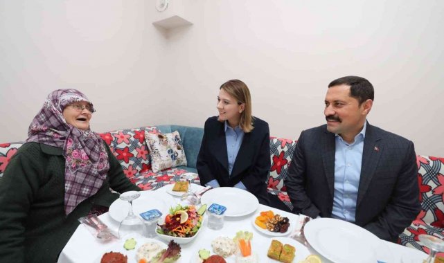 Vali Masatlı ve eşi, Adife ninenin iftar sofrasına konuk oldu