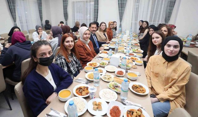 Vali Masatlı ve eşi, KYK yurdunda kız öğrencilerle iftar yaptı