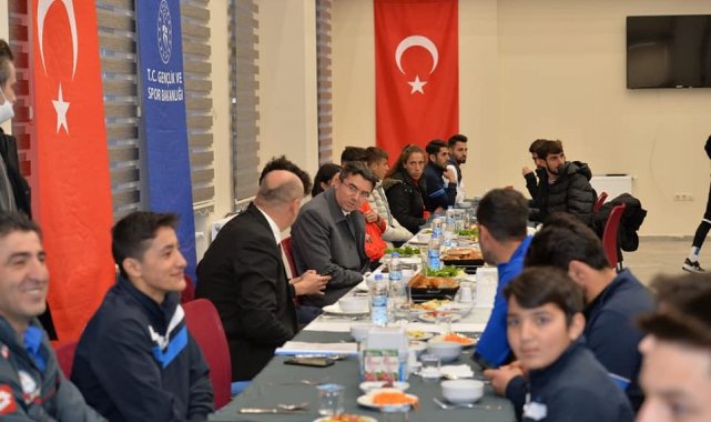 Vali Memiş, sporcularla iftar açtı