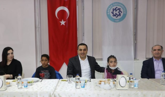 Vali Öksüz, öğrencilerle iftarda buluştu