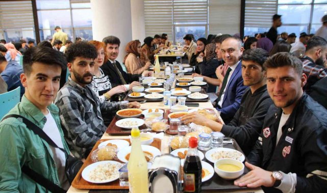 Vali Soytürk ile Rektör Karacoşkun öğrenciler ile birlikte iftar açtı